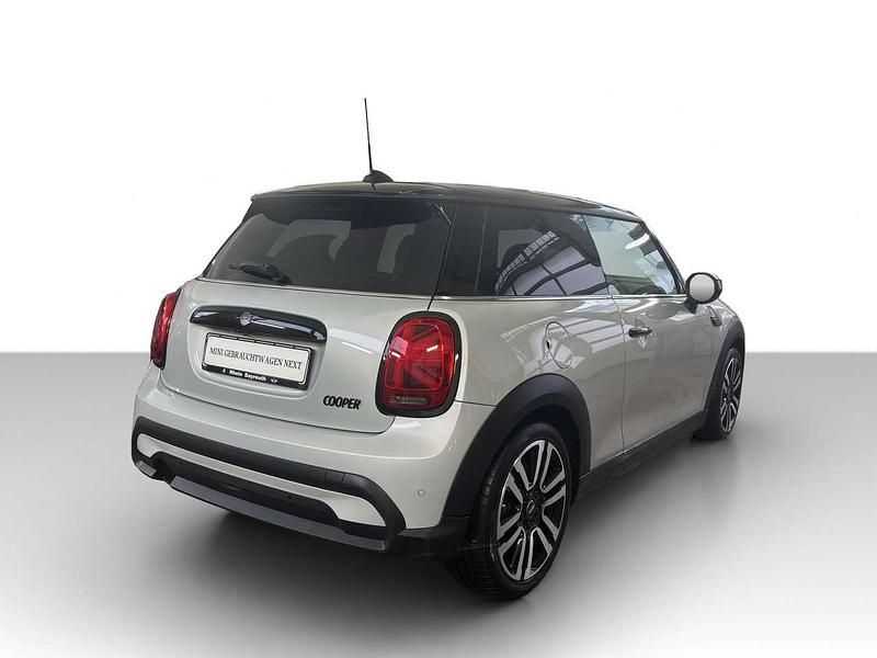 Gebraucht Mini Cooper 136 PS (100 kW) 2021 White silver met. Kleinwagen