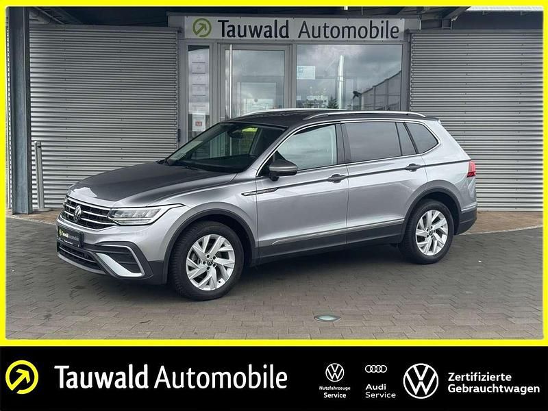 Silber (pyrit silber metallic) Gebraucht 2023 VW Tiguan Allspace Life SUV | 32.830 € (Guter Preis) - Bild 1/4