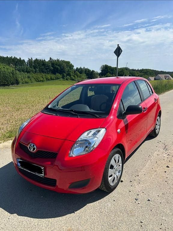 Rot Gebraucht 2009 Toyota Yaris Limousine | 4.490 € (Fairer Preis) - Bild 1/4