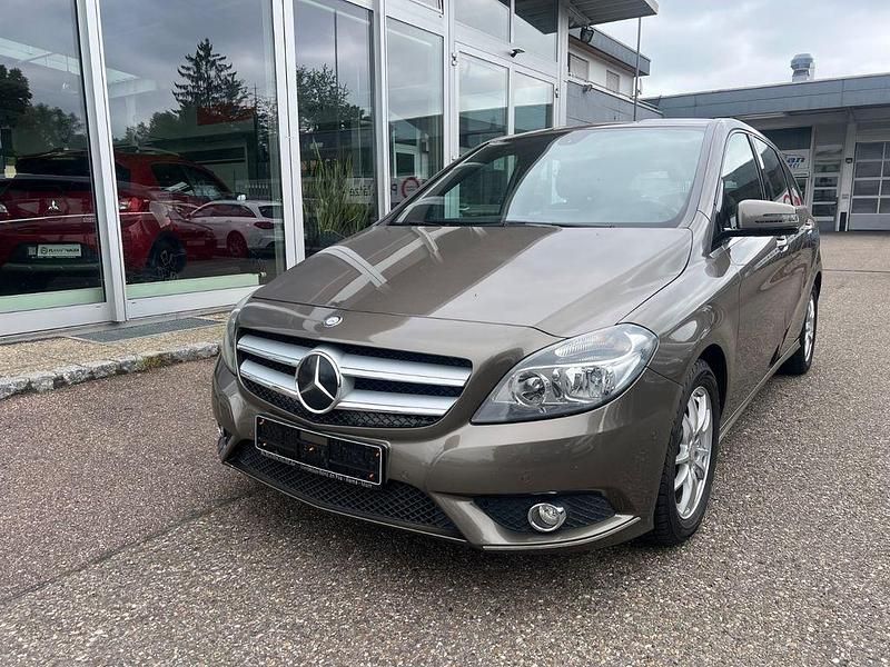 Grau Gebraucht 2013 Mercedes B200 Van / Kleinbus | 9.999 € (Fairer Preis) - Bild 1/4