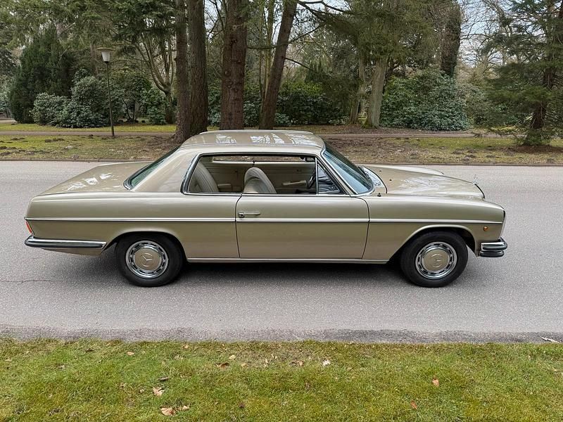 Gold Gebraucht 1970 Mercedes W114 Coupé | 25.000 € - Bild 1/4