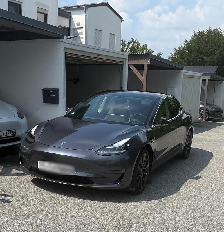 Grau Gebraucht 2019 Tesla Model 3 Performance Limousine | 22.500 € (Etwas zu teuer) - Bild 1/4