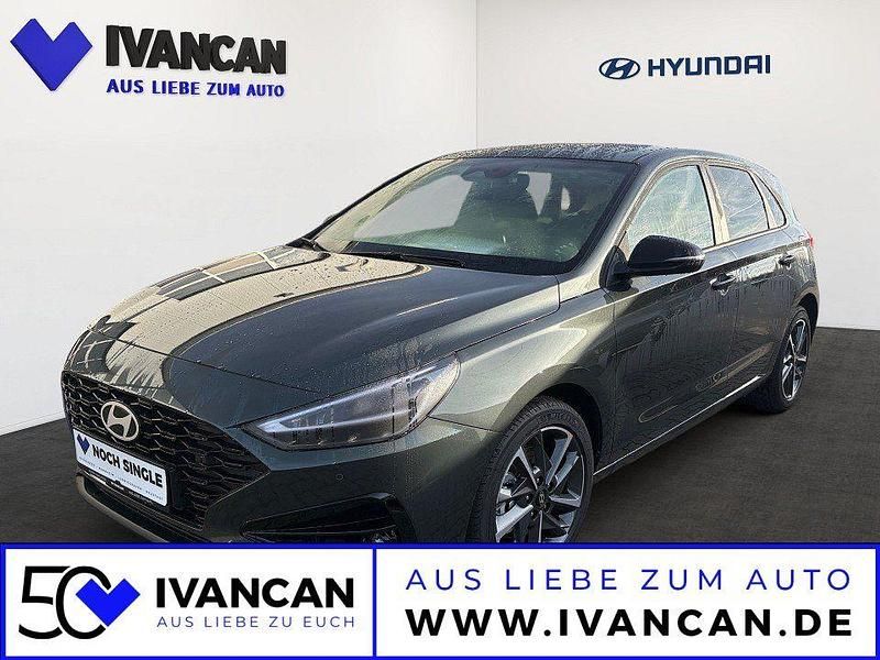Neu Hyundai i30 Advantage 101 PS (74 kW) 2025 Cypress green Limousine