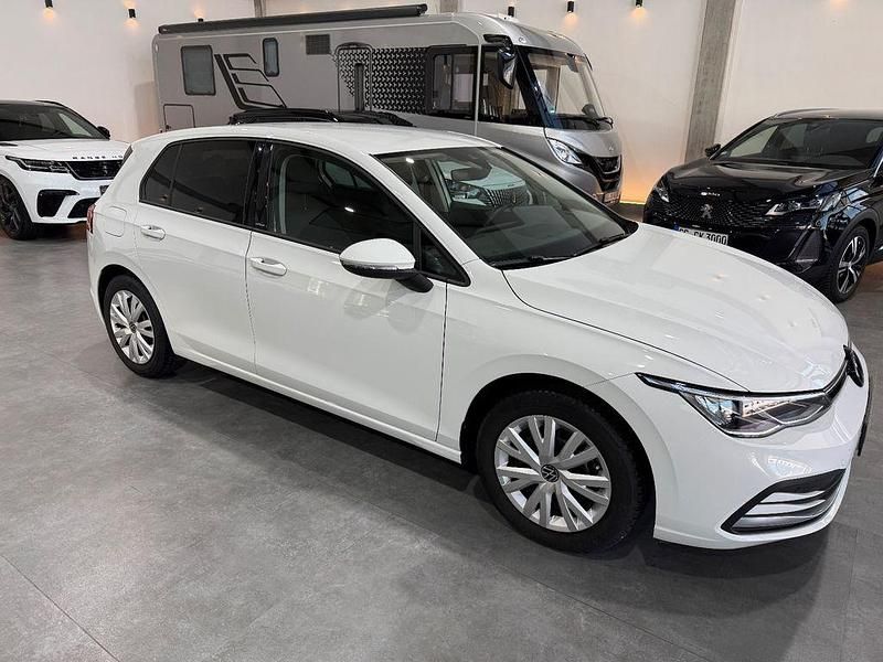 Gebraucht VW Golf VIII Active 131 PS (96 kW) 2023 Weiß Limousine