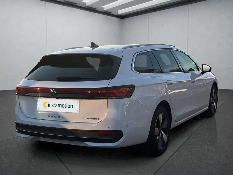 Second-hand VW Passat 272 CP (200 kW) 2025 Alb Break