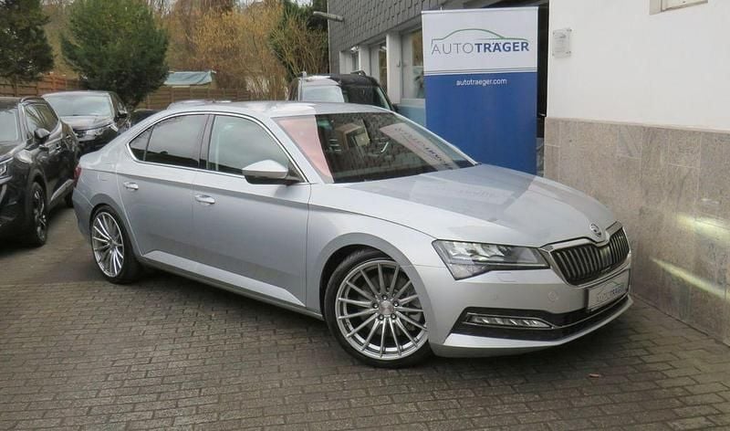 Brilliantsilber metallic Gebraucht 2022 Skoda Superb Sport Limousine | 33.990 € (Superpreis) - Bild 1/4