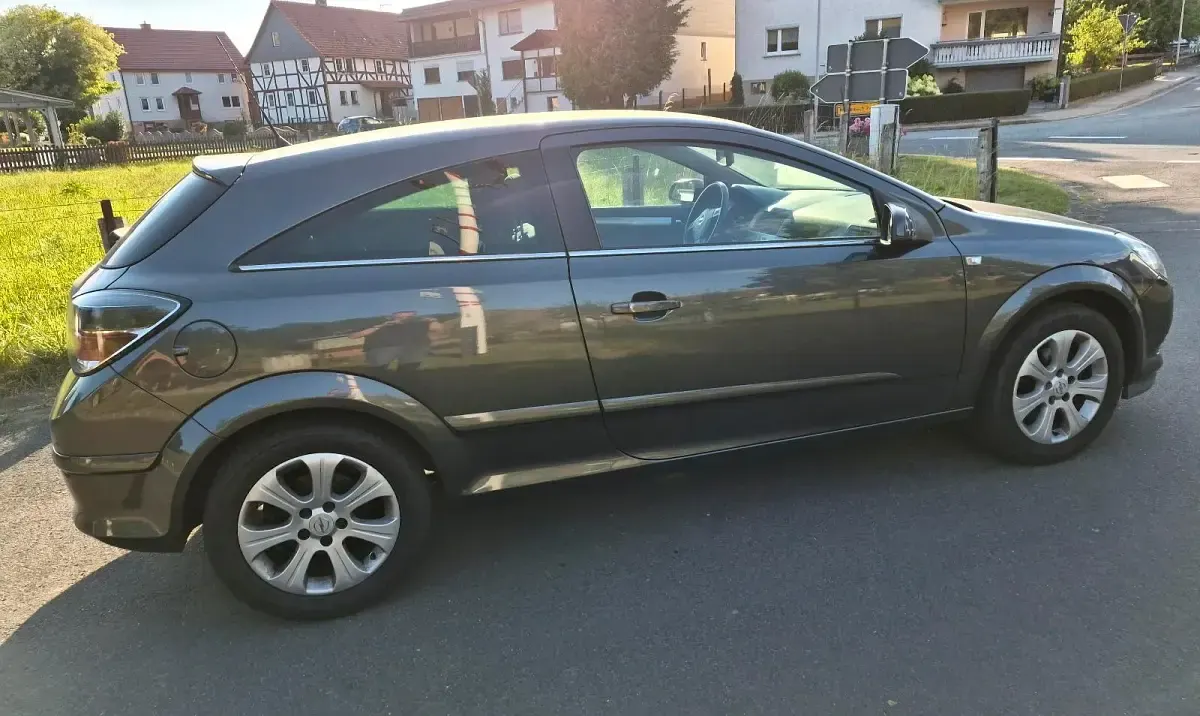 Gebraucht Opel Astra GTC Edition 116 PS (85 kW) 2009 Grau Coupé