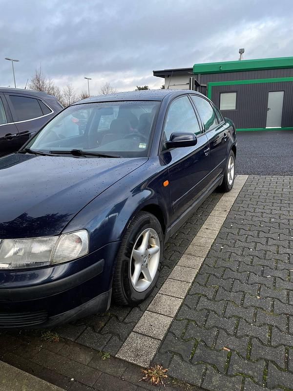 Gebraucht VW Passat 101 PS (74 kW) 1997 Blau Limousine