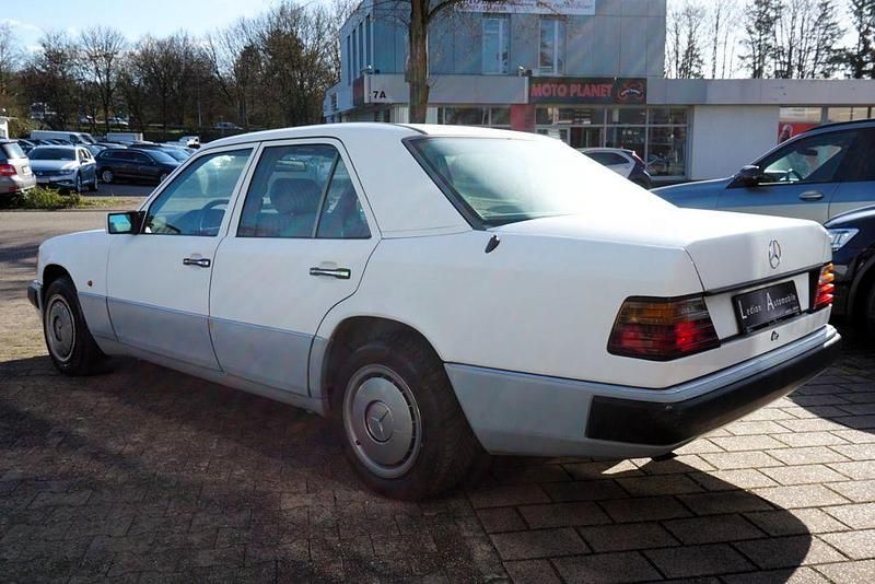 Gebraucht Mercedes E230 132 PS (97 kW) 1992 Weiß Limousine