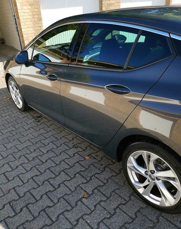 Grau Gebraucht 2016 Opel Astra Dynamic Limousine | 11.200 € (Fairer Preis) - Bild 1/4