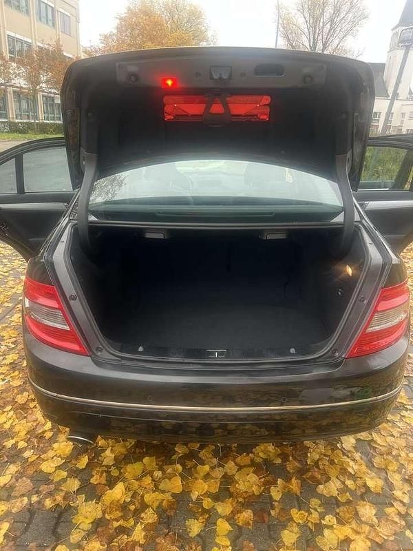 Schwarz Gebraucht 2010 Mercedes C200 Avantgarde Limousine | 11.000 € (Etwas zu teuer) - Bild 1/4