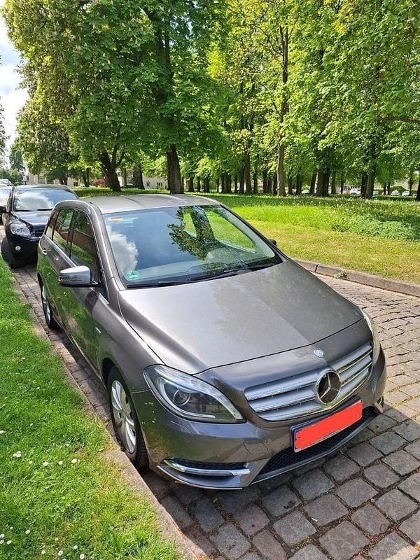 Grau Gebraucht 2012 Mercedes B180 Van / Kleinbus | 9.200 € (Fairer Preis) - Bild 1/4
