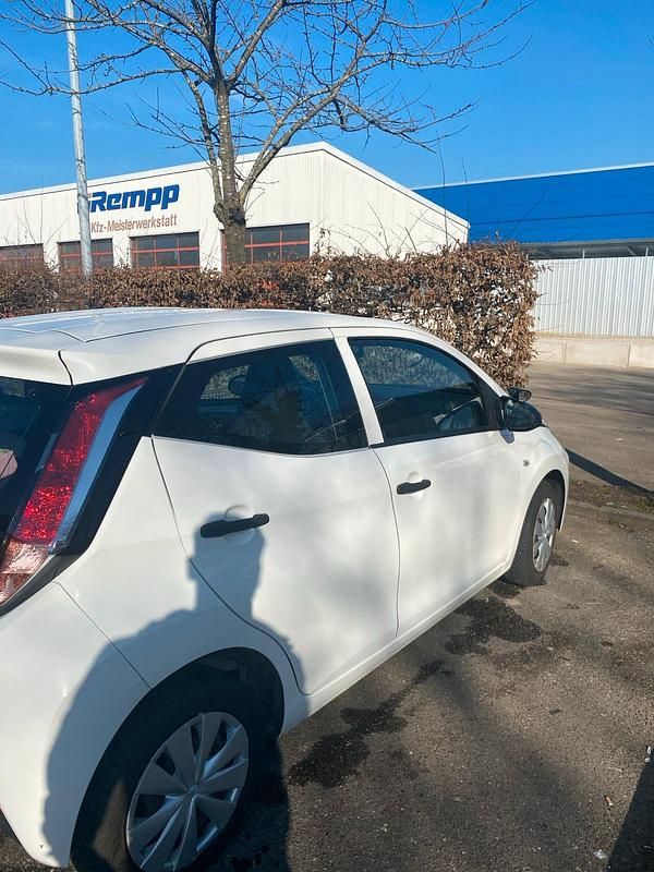 Gebraucht Toyota Aygo 69 PS (50 kW) 2016 Weiß Kleinwagen