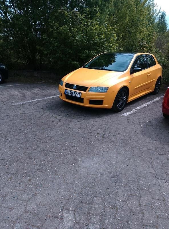 Gelb Gebraucht 2001 Fiat Stilo Abarth Kleinwagen | 1.900 € (Fairer Preis) - Bild 1/4