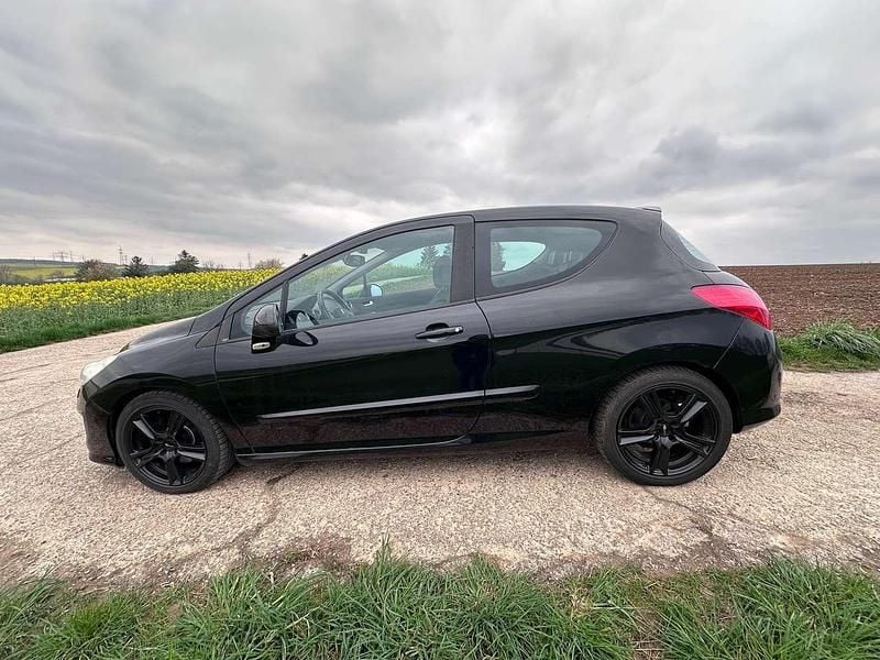 Second-hand Peugeot 308 Platinum 174 CP (127 kW) 2008 Negru Hatchback