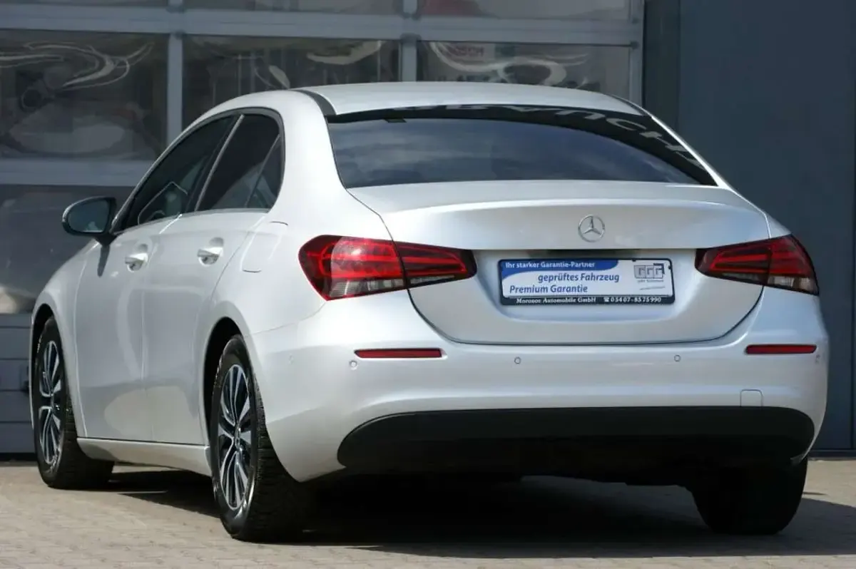 Gebraucht Mercedes A180 Style 116 PS (85 kW) 2020 Iridiumsilber metallic Limousine