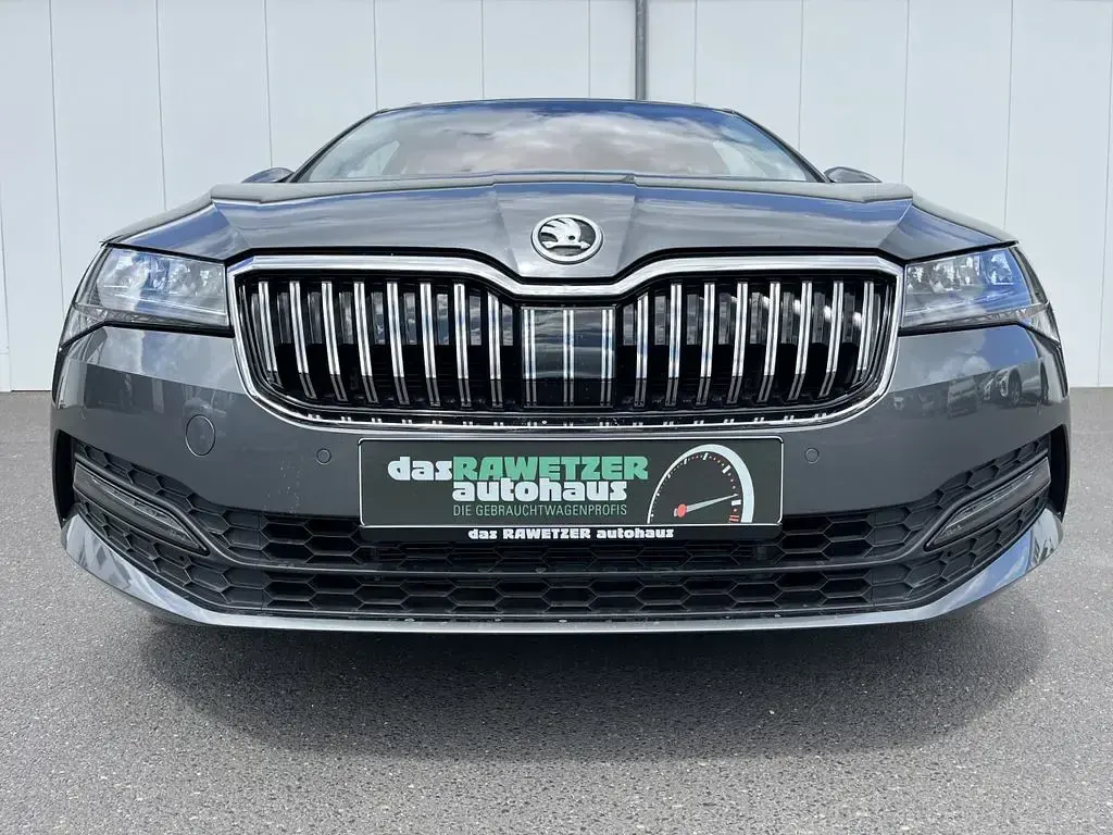 Gebraucht Skoda Superb Ambition 150 PS (110 kW) 2022 Graphite grau Kombi