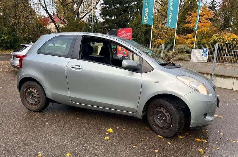 Silber Gebraucht 2006 Toyota Yaris Limousine | 1.700 € (Superpreis) - Bild 1/4