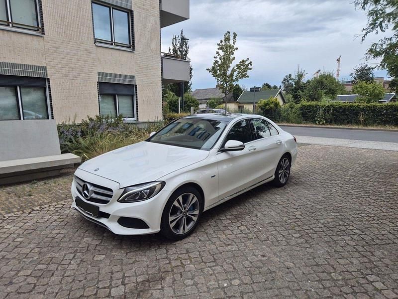 Weiß Gebraucht 2017 Mercedes C350e Limousine | 17.800 € (Superpreis) - Bild 1/4