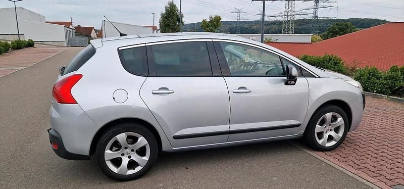 Grau Gebraucht 2012 Peugeot 3008 Limousine | 5.799 € (Fairer Preis) - Bild 1/4