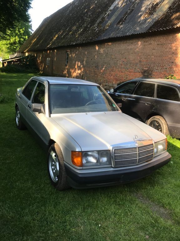 Silber Gebraucht 1989 Mercedes 190 Limousine | 2.800 € - Bild 1/4