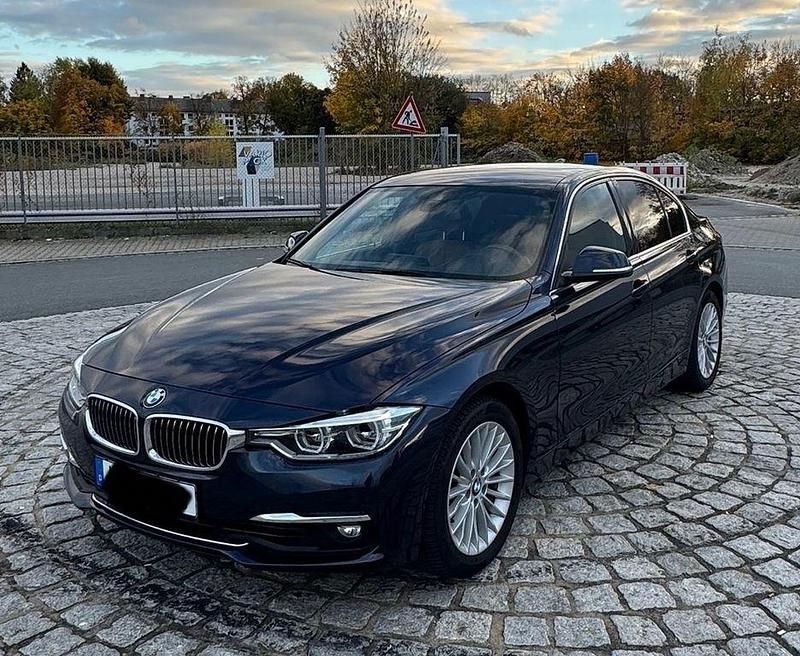 Blau Gebraucht 2015 BMW 330 Luxury Line Limousine | 20.490 € (Guter Preis) - Bild 1/4