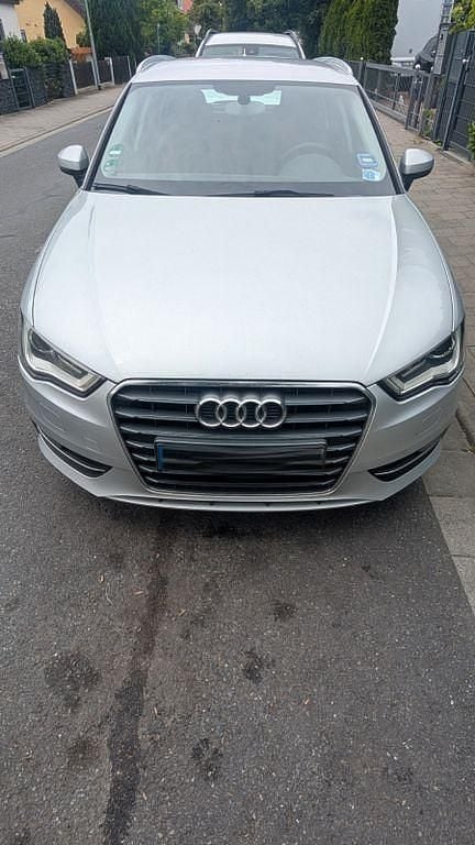 Silber Gebraucht 2013 Audi A3 Sportback Ambition Limousine | 7.799 € (Guter Preis) - Bild 1/4
