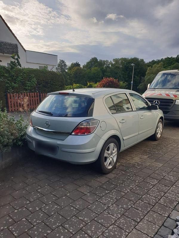 Gebraucht Opel Astra Edition 116 PS (85 kW) 2008 Silber Limousine