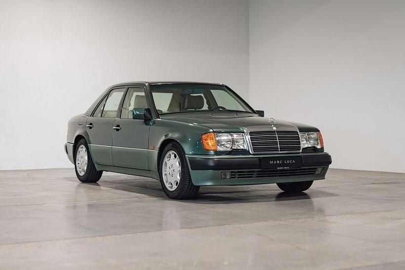 Grün Gebraucht 1991 Mercedes E500 Limousine | 85.900 € - Bild 1/4