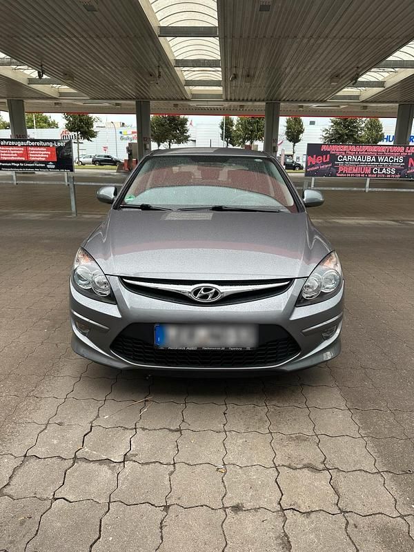 Grau Gebraucht 2011 Hyundai i30 Limousine | 4.300 € (Fairer Preis) - Bild 1/4