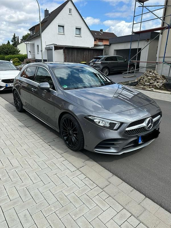 Grau Gebraucht 2019 Mercedes A200 AMG line Limousine | 27.999 € (Teuer) - Bild 1/4