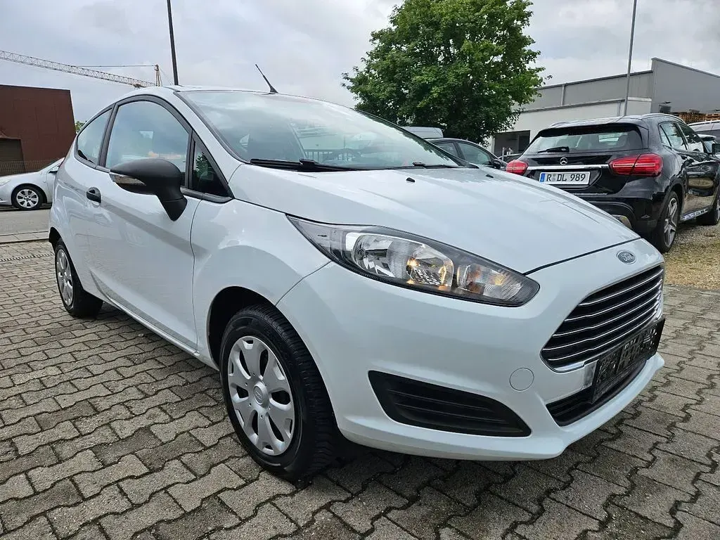Gebraucht Ford Fiesta Ambiente 60 PS (44 kW) 2015 Weiß Kleinwagen