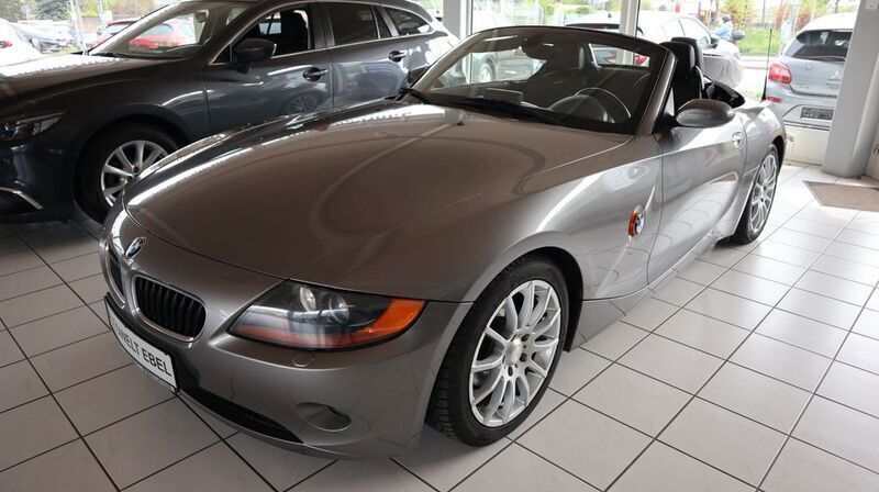 Grau Gebraucht 2005 BMW Z4 Sport Line Cabrio | 13.910 € (Teuer) - Bild 1/4