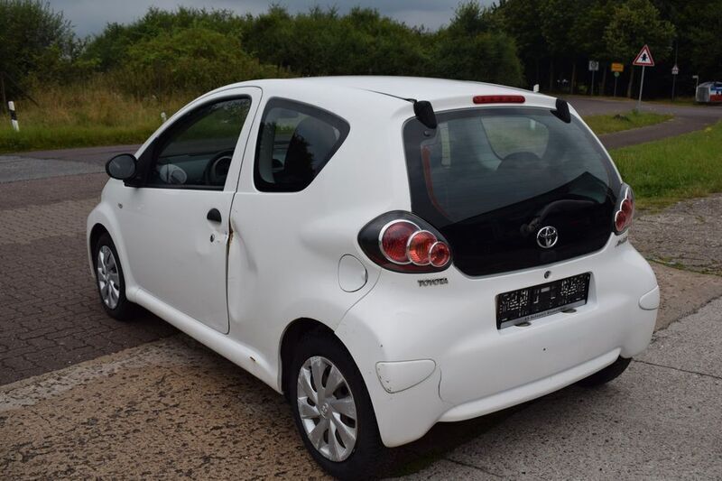 Gebraucht Toyota Aygo Basis 68 PS (50 kW) 2012 Weiß Kleinwagen