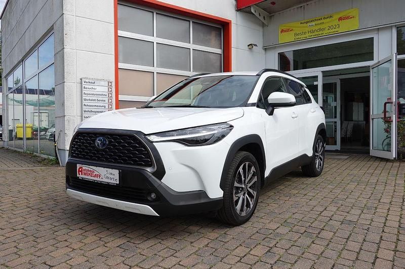 Weiß Gebraucht 2023 Toyota Corolla Cross Team SUV | 32.900 € (Fairer Preis) - Bild 1/4