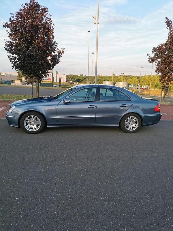 Blau Gebraucht 2006 Mercedes E280 Avantgarde Limousine | 10.500 € (Teuer) - Bild 1/4