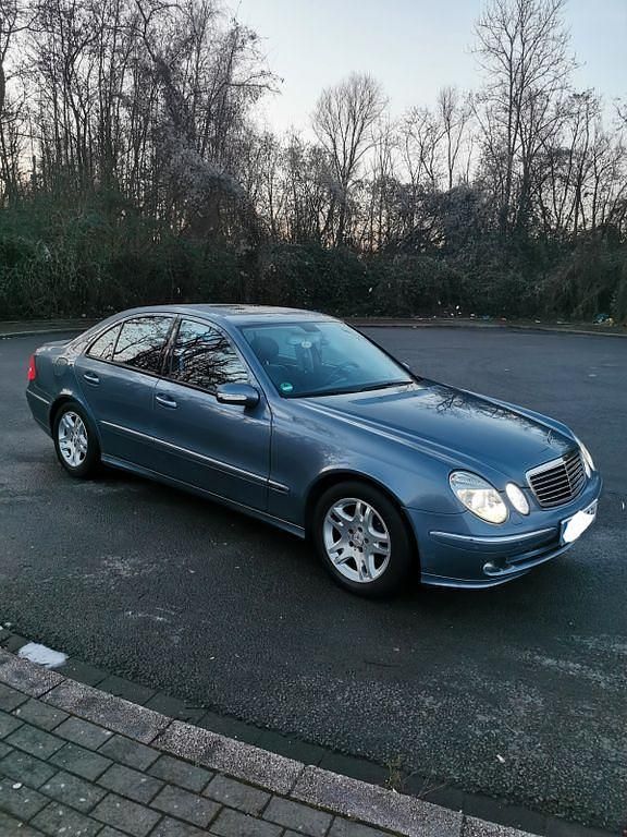 Blau Gebraucht 2006 Mercedes E280 Avantgarde Limousine | 8.000 € (Fairer Preis) - Bild 1/4