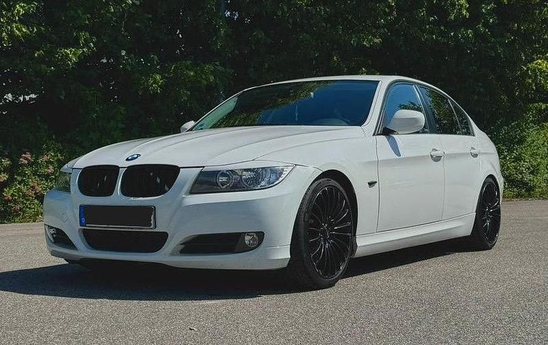Weiß Gebraucht 2009 BMW 318 Limousine | 3.500 € (Guter Preis) - Bild 1/4