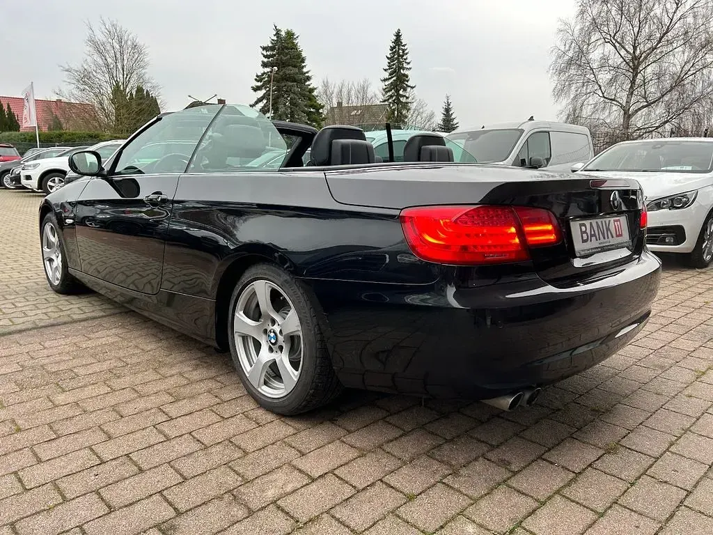 Gebraucht BMW 330 Cabriolet 245 PS (180 kW) 2013 Saphirschwarz Cabrio