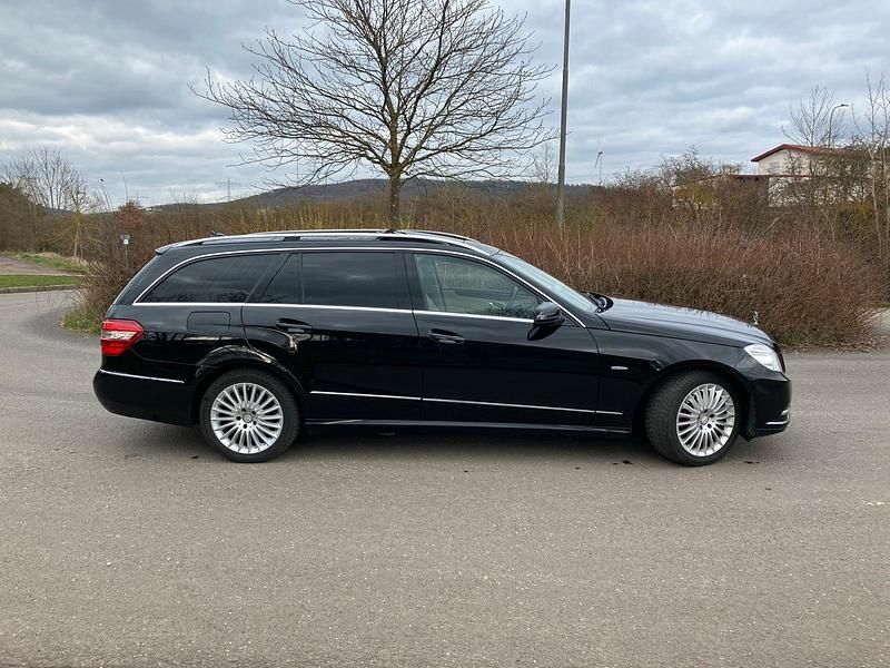 Gebraucht Mercedes E220 Elegance 170 PS (125 kW) 2011 Schwarz Kombi