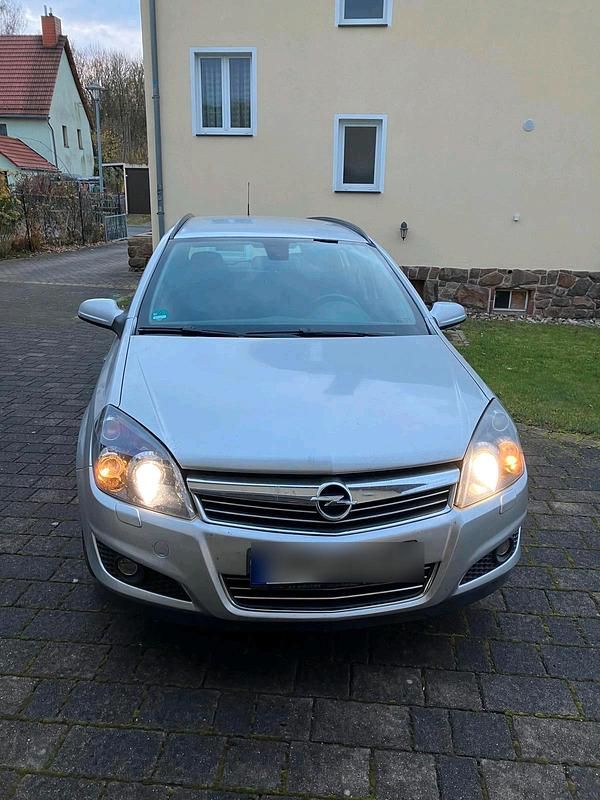 Grau Gebraucht 2009 Opel Astra Kombi | 2.990 € (Teuer) - Bild 1/4