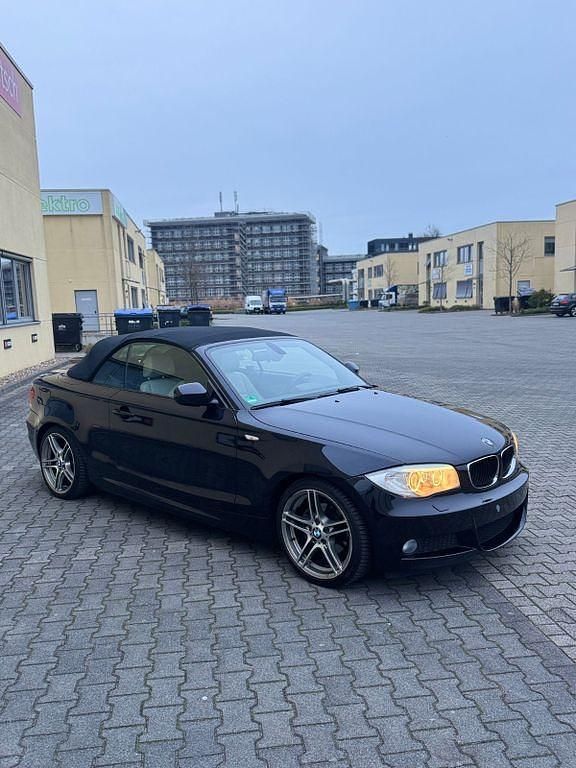 Schwarz Gebraucht 2012 BMW 120 Cabriolet M Sport Cabrio | 10.900 € (Fairer Preis) - Bild 1/4