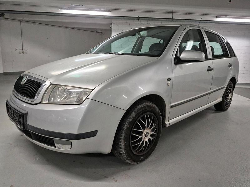 Grau Gebraucht 2001 Skoda Fabia Kombi | 800 € (Superpreis) - Bild 1/4