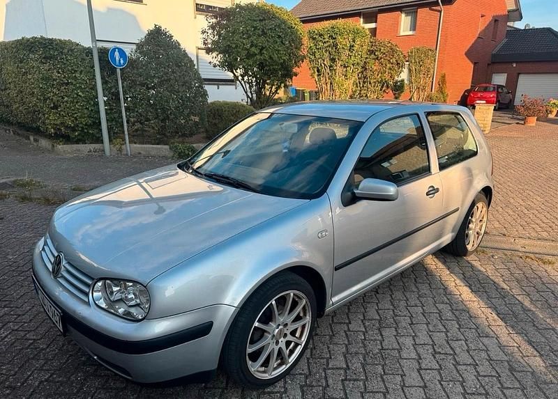 Grau Gebraucht 2002 VW Golf IV Kleinwagen | 2.000 € (Fairer Preis) - Bild 1/4