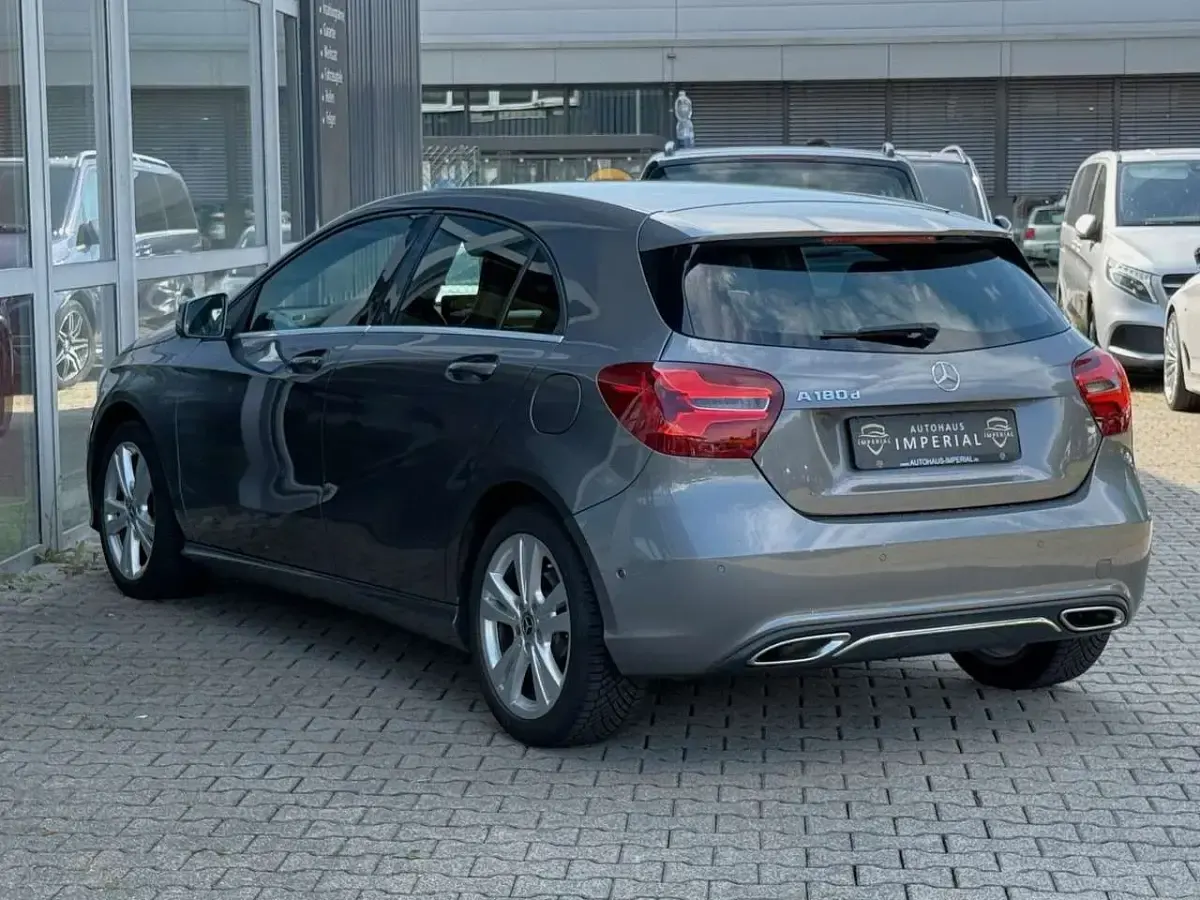 Gebraucht Mercedes A180 Urban 109 PS (80 kW) 2019 Mountaingrau Limousine