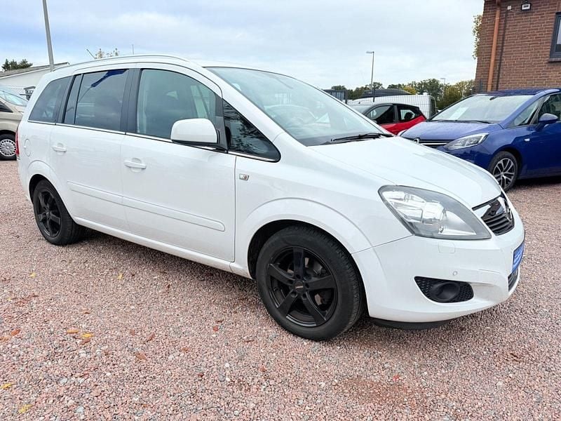 Weiß Gebraucht 2013 Opel Zafira Family Van / Kleinbus | 2.800 € (Superpreis) - Bild 1/4
