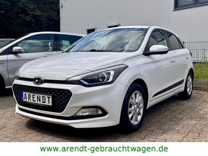 Weiß Gebraucht 2017 Hyundai i20 Passion Limousine | 9.990 € (Etwas zu teuer) - Bild 1/4