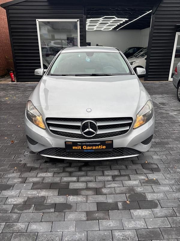 Silber Gebraucht 2015 Mercedes A180 Limousine | 12.200 € (Guter Preis) - Bild 1/4