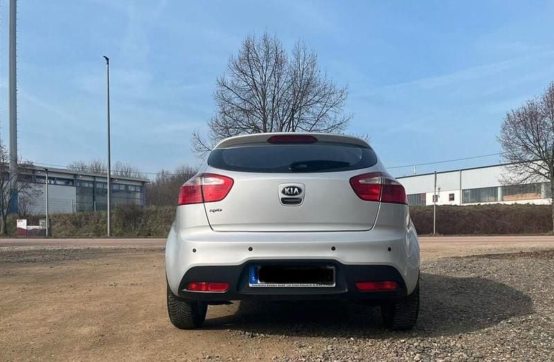 Gebraucht Kia Rio 86 PS (63 kW) 2014 Silber Limousine