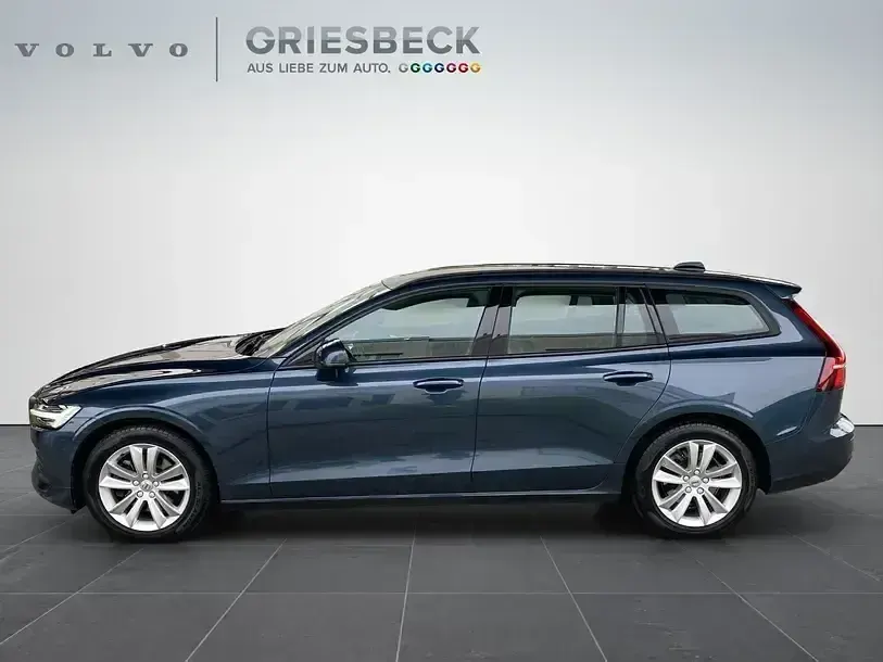 Gebraucht Volvo V60 Momentum 163 PS (119 kW) 2020 Denim blue / metallic Kombi